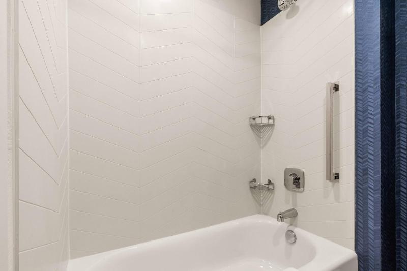 Fairfield Inn & Suites by Marriott Seattle Downtown/Seattle Center - image 11