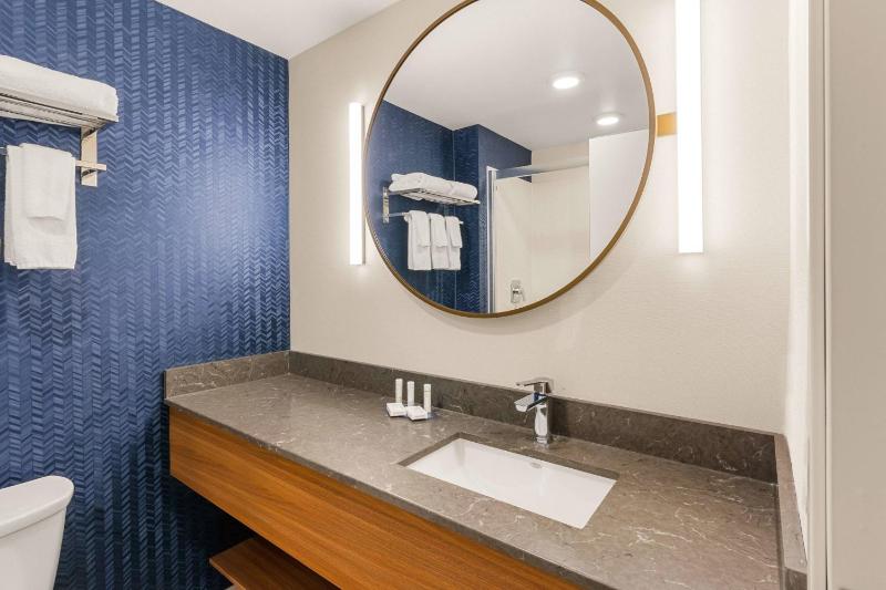 Fairfield Inn & Suites by Marriott Seattle Downtown/Seattle Center - image 3