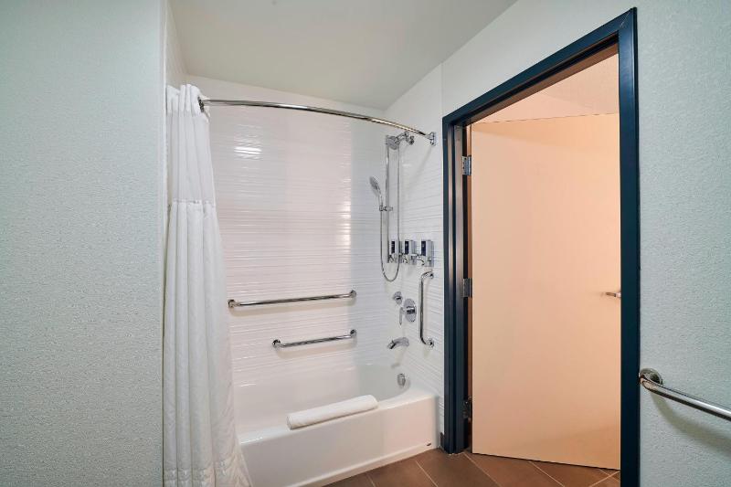 Suite, 2 Queen, City view image 2