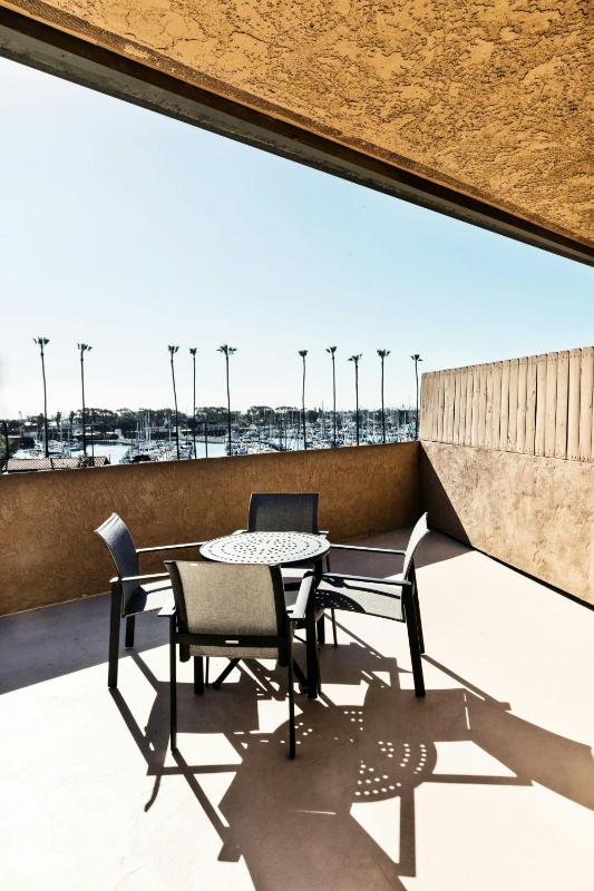 Suite, 1 King, Partial harbor view, Balcony image 2