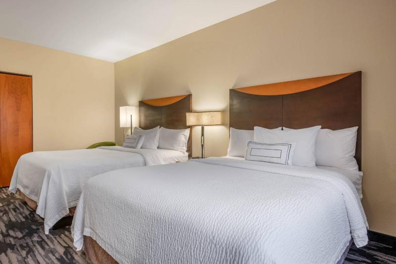Queen Room with Two Queen Beds image 4