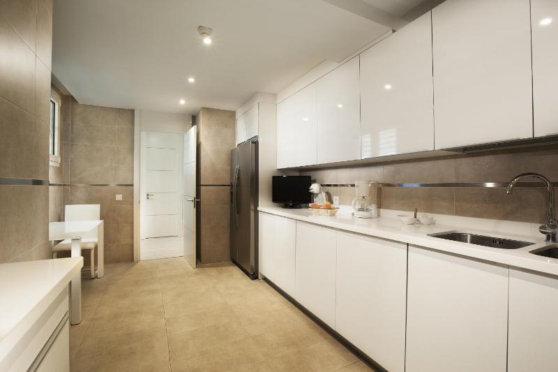 Deluxe Three-Bedroom Apartment image 4