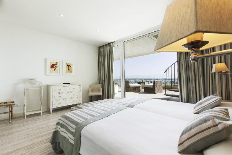 Deluxe Three-Bedroom Apartment image 3