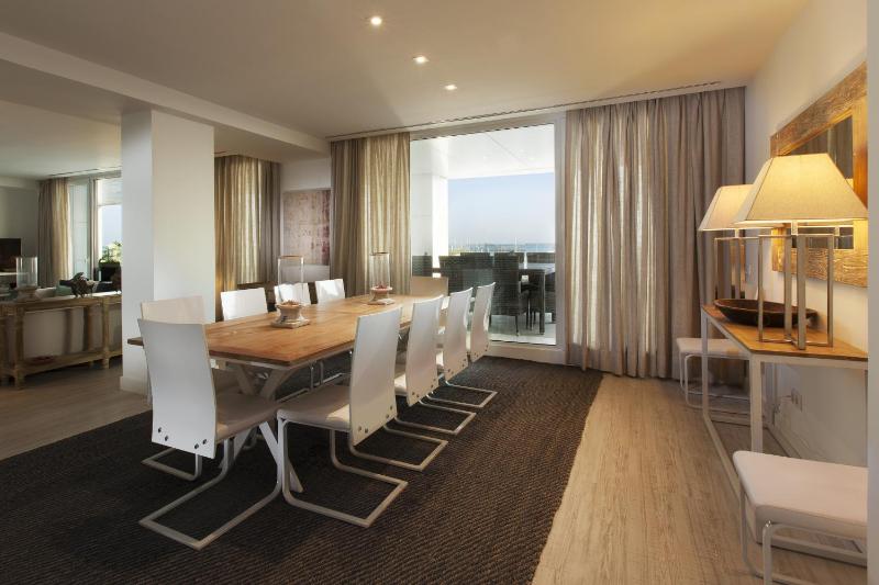 Deluxe Three-Bedroom Apartment image 2