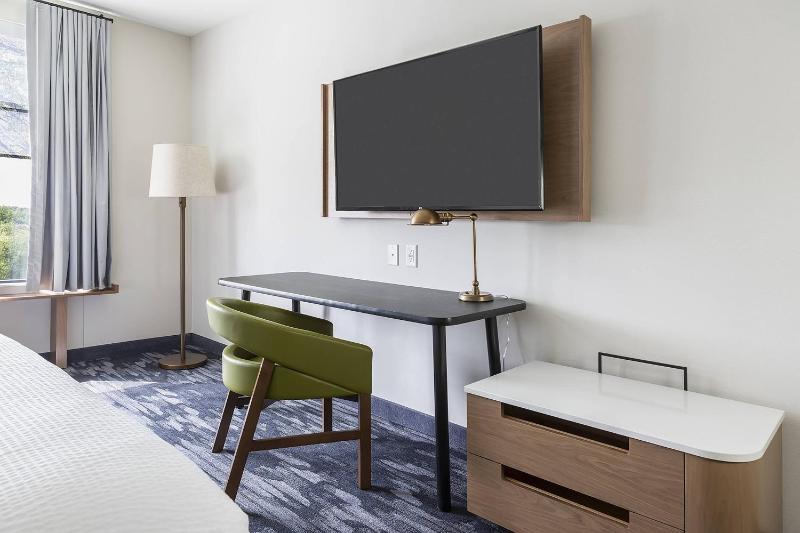 Guest room, 1 King, City view image 4