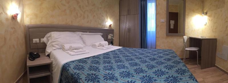 Double Room image 3