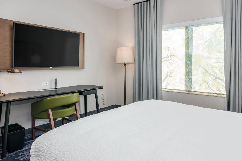 Guest Room, 1 King image 3