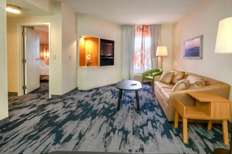 One-Bedroom King Suite with Sofa Bed image 3