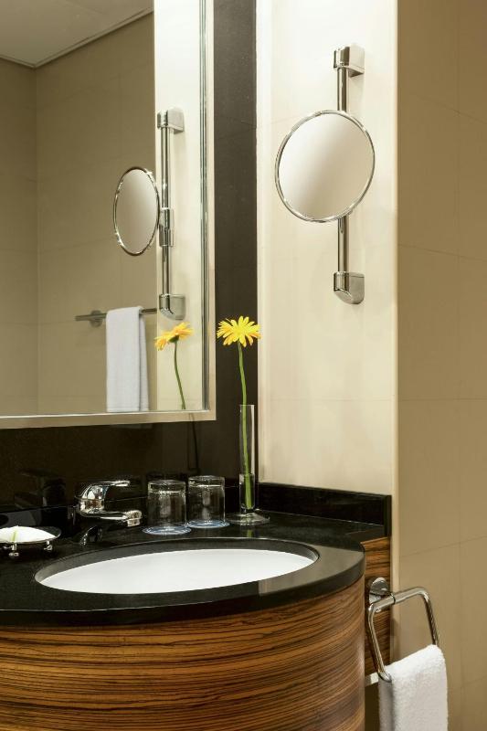 Studio, 1 King with complimentary shuttle service to Dubai Mall & Kite Beach image 4