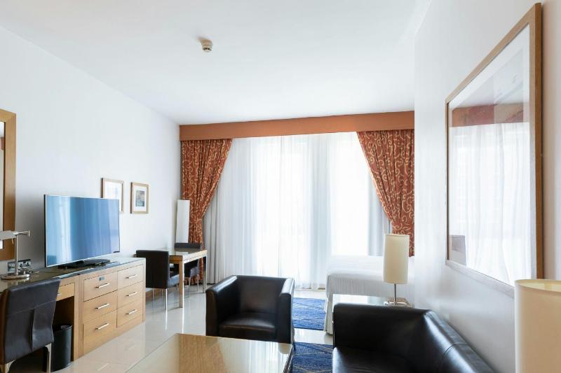 Studio, 1 King with complimentary shuttle service to Dubai Mall & Kite Beach image 3