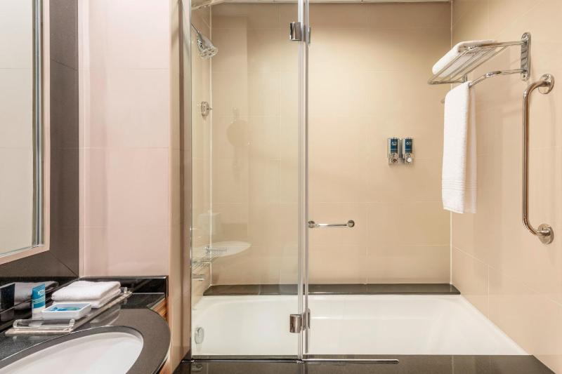 Classic Twin Room with complimentary shuttle service to Dubai Mall & Kite Beach image 2