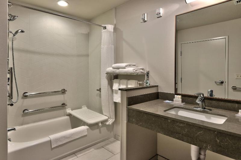 Queen Room with City View image 2