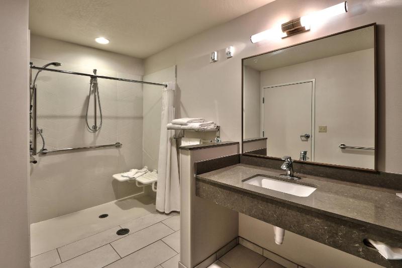 King Guest Room with City View image 2