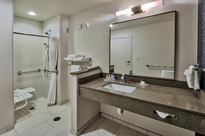 Queen Suite with 2 Queen Beds and City view image 2