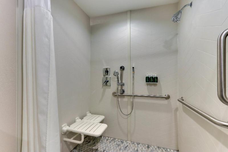 Guest Room, 1 King image 2