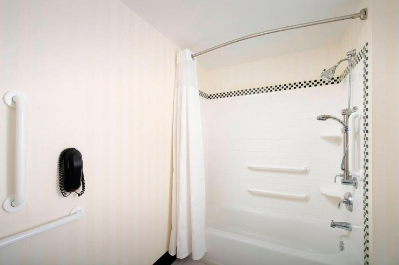 Queen Room with Two Queen Beds - Hearing Accessible image 3