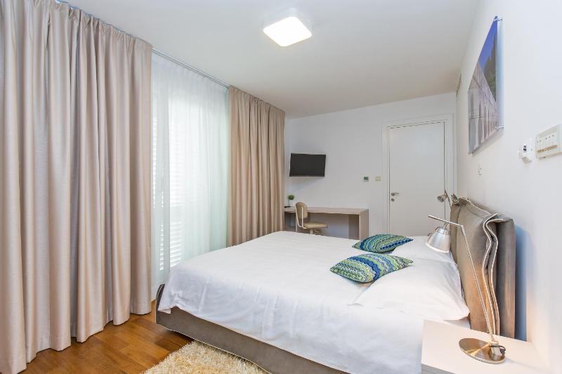 Deluxe One-Bedroom Apartment with Terrace and Garden View image 2