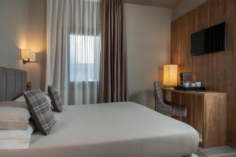 Small Double Room image 3