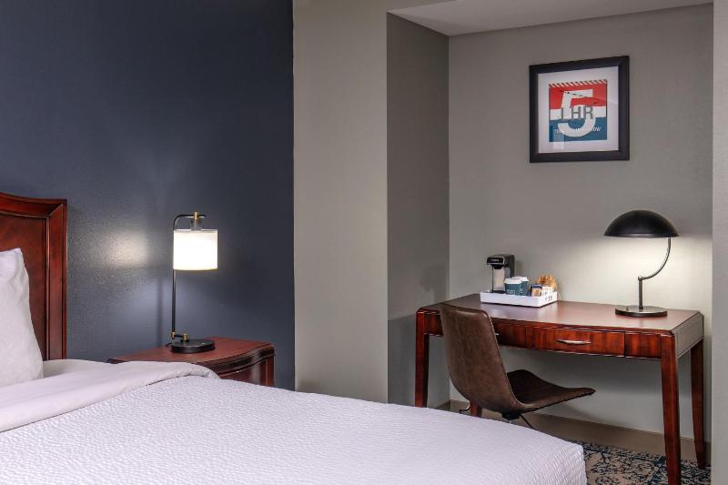Larger Guest room, 1 King image 4