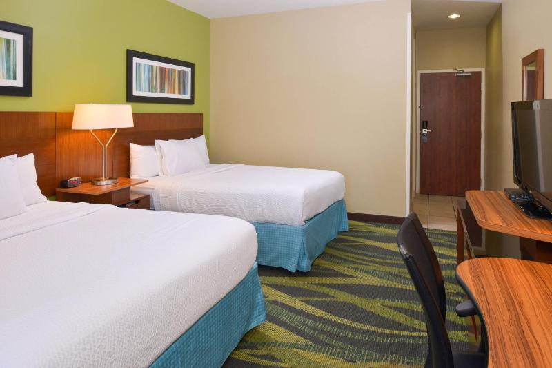Queen Room with Two Queen Beds image 4