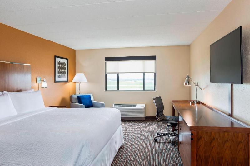 Guest Room, 1 King image 3
