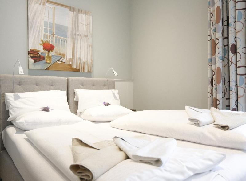 Double Room image 3