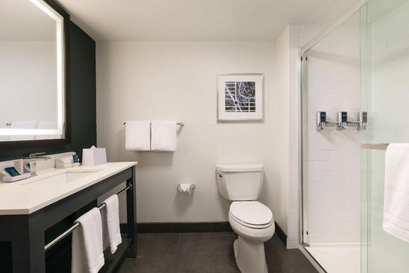 Traditional, Guest room, 1 King image 3