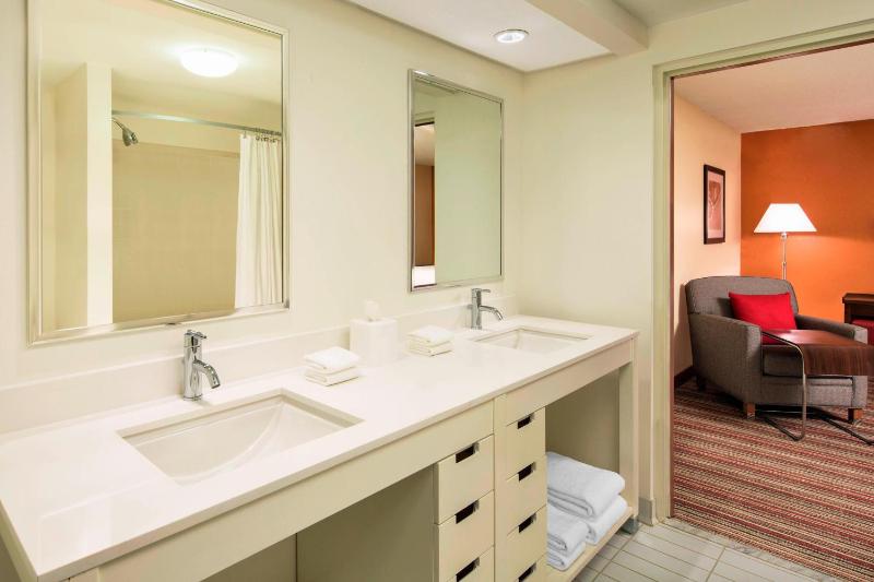 1 Bedroom 2 room Suite, 1 King, Alternate bed: sofa bed image 2