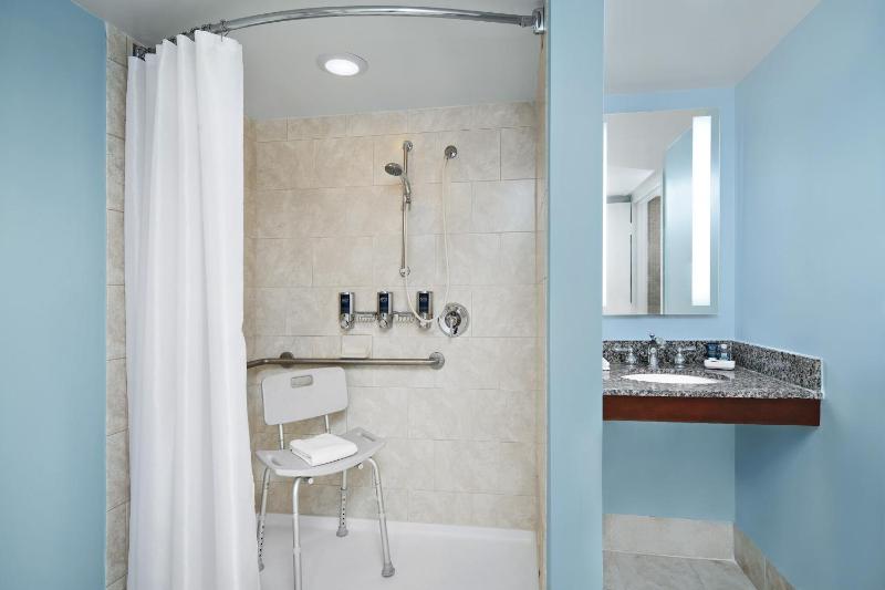 Double Room with Two Double Beds and Adapted Tub - Mobility Accessible image 4