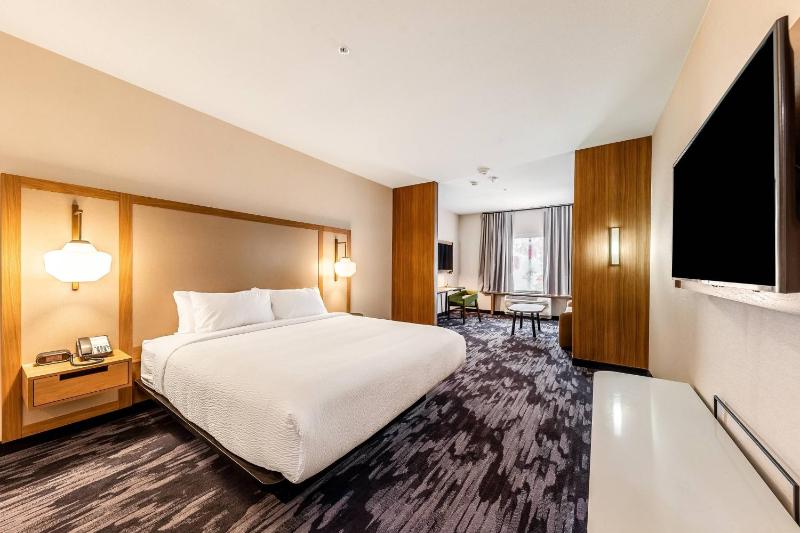 Suite, 1 King, Sofa bed image 2