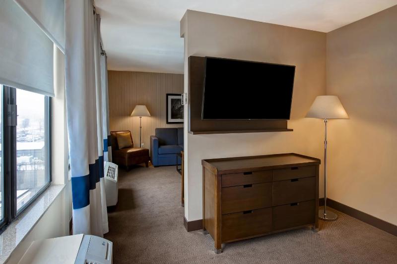 Suite, 1 Queen, Sofa bed, Towers Building image 4