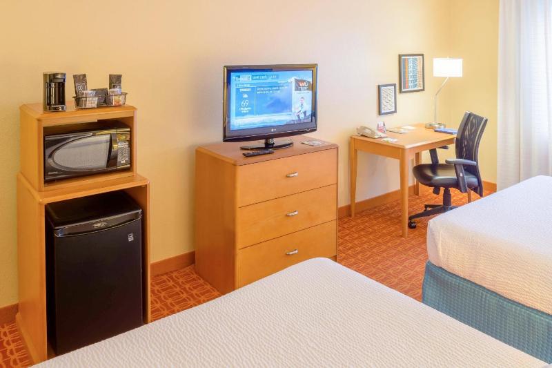 Queen Room with Two Queen Beds image 3