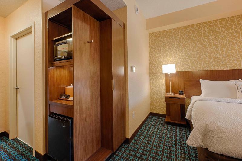Fairfield Inn & Suites by Marriott Clearwater Beach - image 3