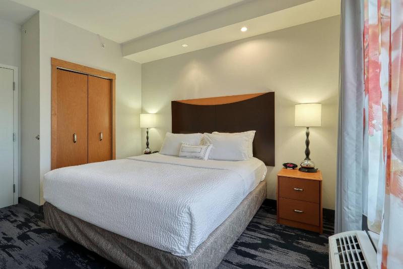 1 Bedroom 2 room Suite, 1 King, Sofa bed image 1