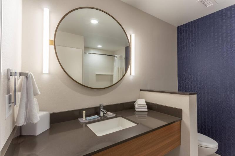Queen Room with Two Queen Beds - Hearing Accessible image 2
