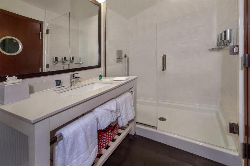 Traditional Standard King Room - Mobility/Hearing Accessible with Roll-In Shower image 4