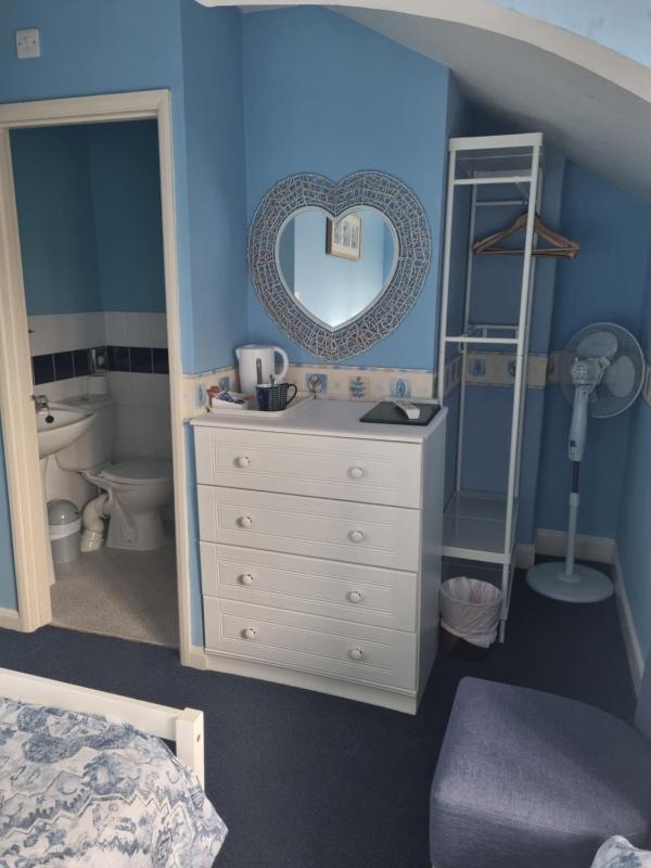 Twin Room with Private Bathroom image 2