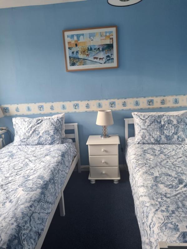Twin Room with Private Bathroom image 3