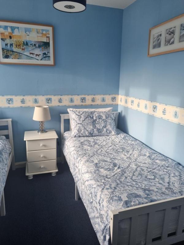 Twin Room with Private Bathroom image 4
