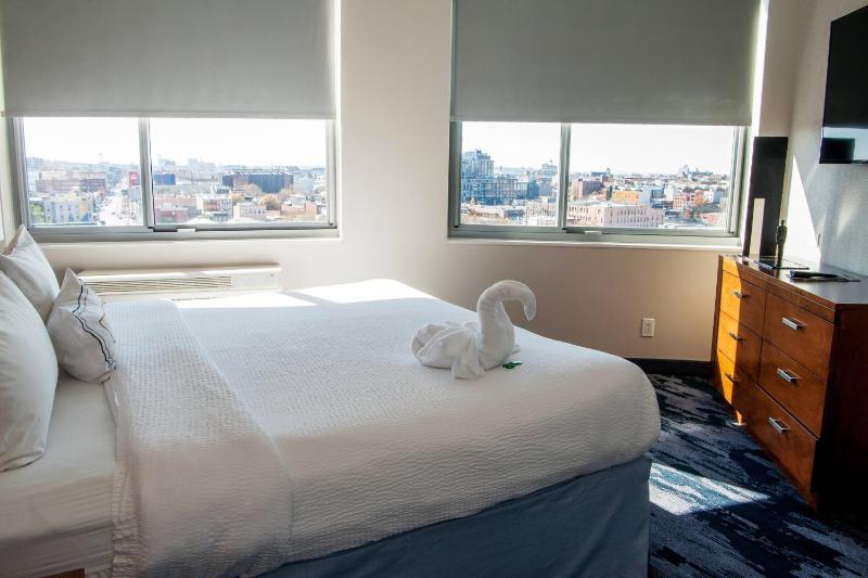 Two Room King Suite with Skyline View image 2