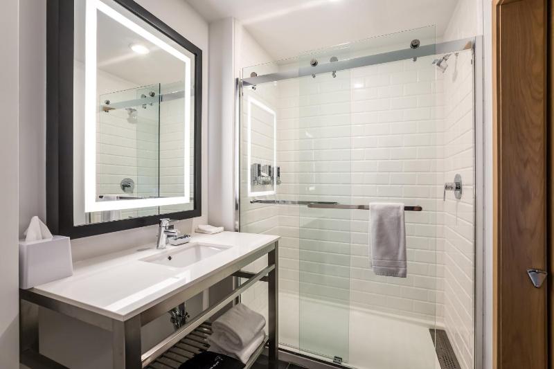 Traditional Room, Guest room, 1 King image 3