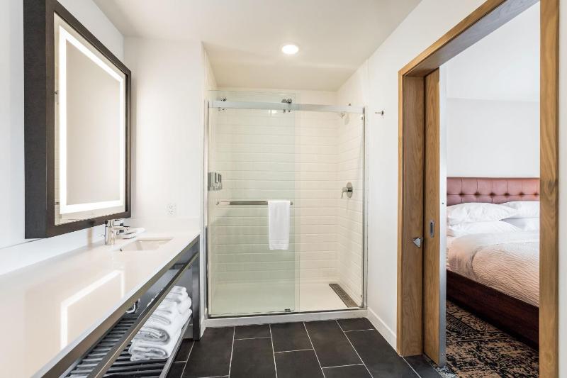 Suite, 1 King, Sofa bed, City view image 3