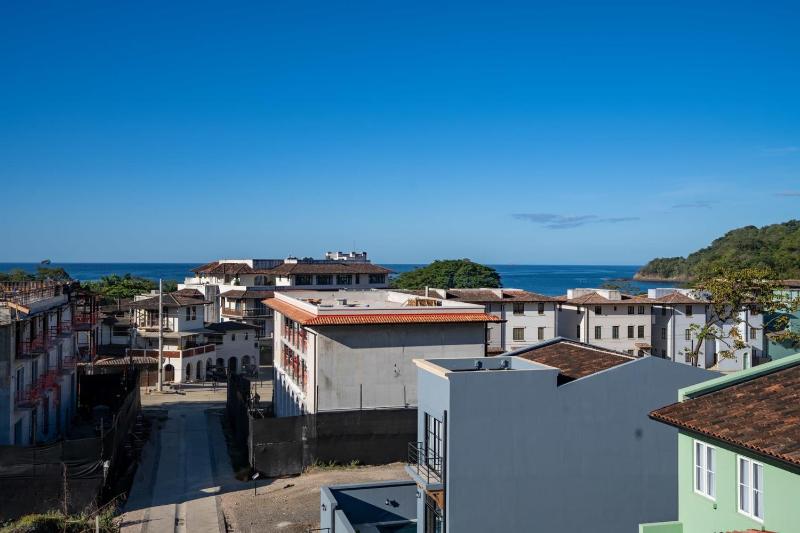 Sophisticated Modern Home with Ocean Views Gorgeous Master Suites & Private Jacuzzi - image 15