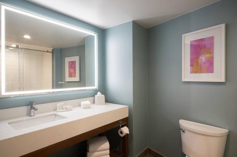 Deluxe Queen Room with Two Queen Beds image 4