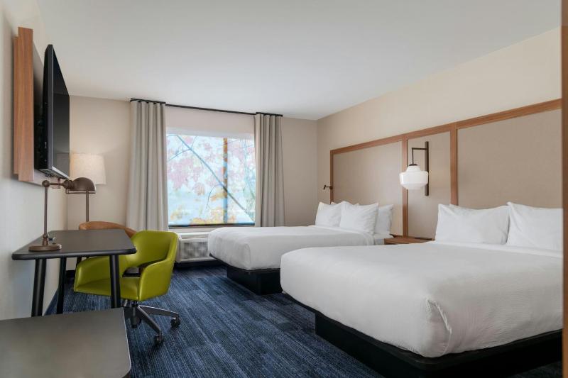 Queen Room with Two Queen Beds image 3