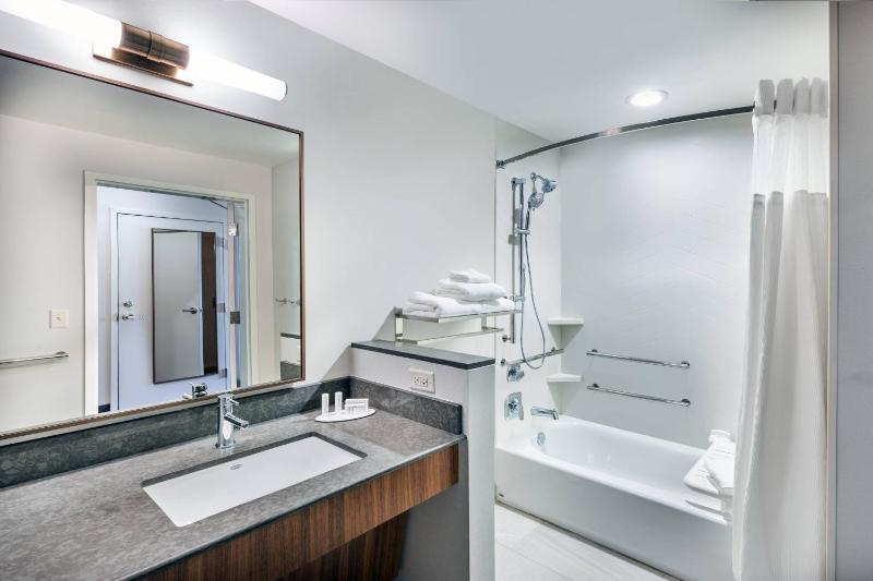 Queen Room with Two Queen Beds - Hearing Accessible image 3