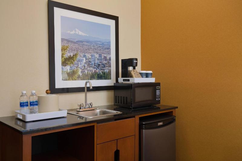 Deluxe King Room, Larger Guest room, 1 King image 3