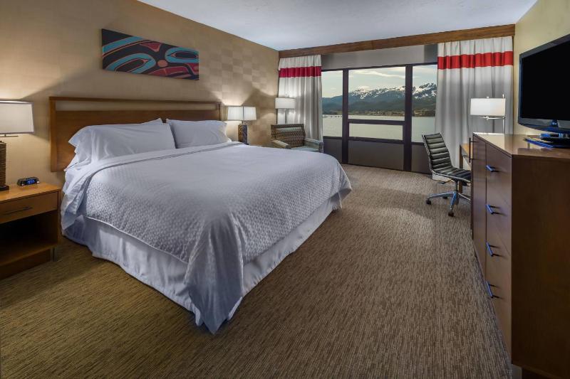 Guest room, King bed, Water view image 1