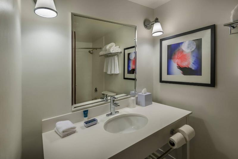Guest room, King bed, Water view image 3