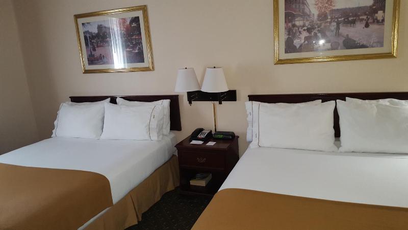 Queen Room with Two Queen Beds - Non-Smoking image 4